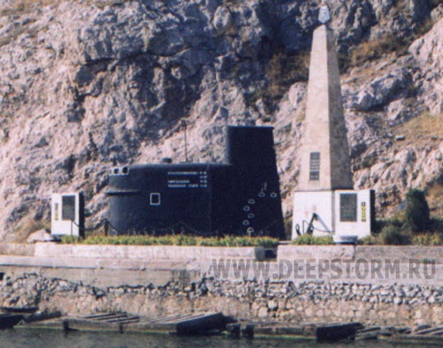 Памятник морякам-подводникам в Балаклаве